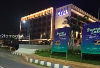 MEGAH. Potret Hotel Myze yang berlokasi di Jalan Raya Trunojoyo, Gedungan, Kecamatan Batuan, Sumenep, tampak dari arah samping depan. (dok. redaksi Rekam Satu)