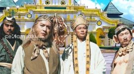 KOLASE. Para tokoh legendaris dari kisah Sun Wukong tampak berpose di depan latar bangunan Masjid Jamik Sumenep, menghadirkan nuansa pertemuan budaya Timur dan lokal. (dok. Redaksi Rekam Satu)