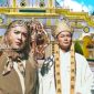 KOLASE. Para tokoh legendaris dari kisah Sun Wukong tampak berpose di depan latar bangunan Masjid Jamik Sumenep, menghadirkan nuansa pertemuan budaya Timur dan lokal. (dok. Redaksi Rekam Satu)