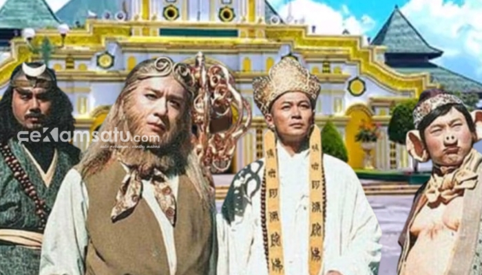 KOLASE. Para tokoh legendaris dari kisah Sun Wukong tampak berpose di depan latar bangunan Masjid Jamik Sumenep, menghadirkan nuansa pertemuan budaya Timur dan lokal. (dok. Redaksi Rekam Satu)