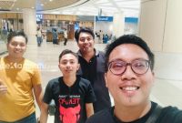TOUR JURNALISME. Empat jurnalis dari Warta9, Rangkuman, Rekam Satu, dan MaduraPost berpose bersama di sela-sela perjalanan jurnalistik mereka di Kota Pasuruan, Juni 2025. (Redaksi Rekam Satu)