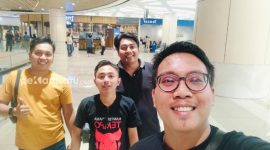 TOUR JURNALISME. Empat jurnalis dari Warta9, Rangkuman, Rekam Satu, dan MaduraPost berpose bersama di sela-sela perjalanan jurnalistik mereka di Kota Pasuruan, Juni 2025. (Redaksi Rekam Satu)