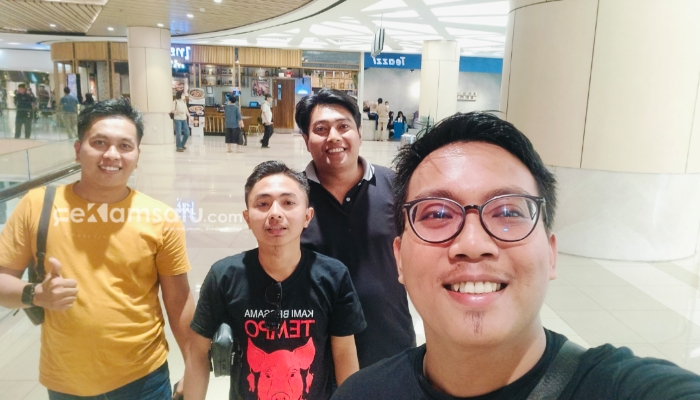 TOUR JURNALISME. Empat jurnalis dari Warta9, Rangkuman, Rekam Satu, dan MaduraPost berpose bersama di sela-sela perjalanan jurnalistik mereka di Kota Pasuruan, Juni 2025. (Redaksi Rekam Satu)