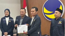 TERPILIH. Potret Akis Jasuli saat menerima Surat Keputusan sebagai Ketua DPD Partai NasDem Sumenep periode 2025–2029 dari Ketua DPP Teritorial Jawa Timur, H. Slamet Junaidi. (Istimewa/Redaksi Rekam Satu)