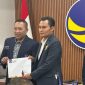 TERPILIH. Potret Akis Jasuli saat menerima Surat Keputusan sebagai Ketua DPD Partai NasDem Sumenep periode 2025–2029 dari Ketua DPP Teritorial Jawa Timur, H. Slamet Junaidi. (Istimewa/Redaksi Rekam Satu)