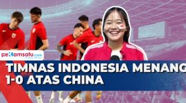 KOLASE. Timnas Indonesia berhasil meraih kemenangan 1-0 atas Timnas China dalam pertandingan yang menegangkan. Kemenangan ini disambut antusias oleh para pendukung setia di stadion. (Istimewa/Redaksi Rekam Satu)