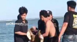 GEGER. Para warga mengevakuasi mayat laki-laki yang ditemukan mengapung di bibir pantai Tolale (dok. Redaksi Rekam Satu)