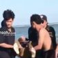GEGER. Para warga mengevakuasi mayat laki-laki yang ditemukan mengapung di bibir pantai Tolale (dok. Redaksi Rekam Satu)
