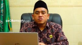 PROFIL. Kepala Kemenag Sumenep Abd Wasid berada di ruang kerjanya (dok: istimewa/Redaksi Rekam Satu)