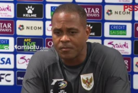 PROFIL. Pelatih Timnas Indonesia Patrick Kluivert saat konferensi pers (dok: istimewa/Redaksi Rekam Satu)