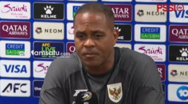 PROFIL. Pelatih Timnas Indonesia Patrick Kluivert saat konferensi pers (dok: istimewa/Redaksi Rekam Satu)