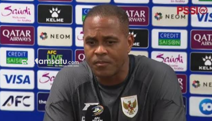 PROFIL. Pelatih Timnas Indonesia Patrick Kluivert saat konferensi pers (dok: istimewa/Redaksi Rekam Satu)