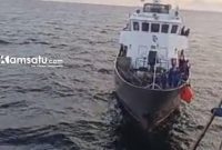 TEGANG: Detik detik awak kapal KM Sabuk Nusantara 91 melakukan pencarian terhadap korban yang melompat ke laut lepas di perairan Ra'as (dok. Redaksi Rekam Satu)