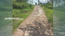 RUSAK: Potret salah satu jalan di Desa Lebeng Timur, Kecamatan Pasongsongan, Kabupaten Sumenep mengalami kerusakan yang parah dan terkesan ada pembiaran (dok. Istimewa/Redaksi Rekam Satu)