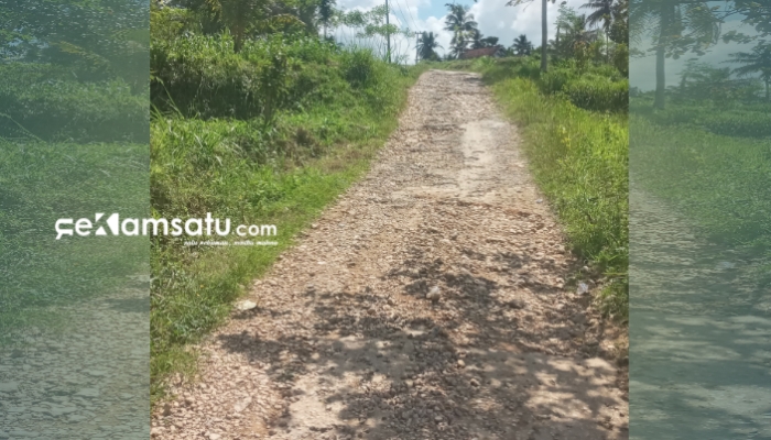 RUSAK: Potret salah satu jalan di Desa Lebeng Timur, Kecamatan Pasongsongan, Kabupaten Sumenep mengalami kerusakan yang parah dan terkesan ada pembiaran (dok. Istimewa/Redaksi Rekam Satu)