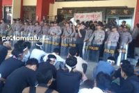 




PROFIL. Salah satu Korlap aksi menyampaikan aspirasinya terhadap penolakan survei seismik migas di Pulau Kangean (dok: Redaksi Rekam Satu)