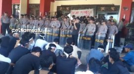 




PROFIL. Salah satu Korlap aksi menyampaikan aspirasinya terhadap penolakan survei seismik migas di Pulau Kangean (dok: Redaksi Rekam Satu)