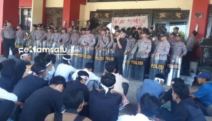 




PROFIL. Salah satu Korlap aksi menyampaikan aspirasinya terhadap penolakan survei seismik migas di Pulau Kangean (dok: Redaksi Rekam Satu)