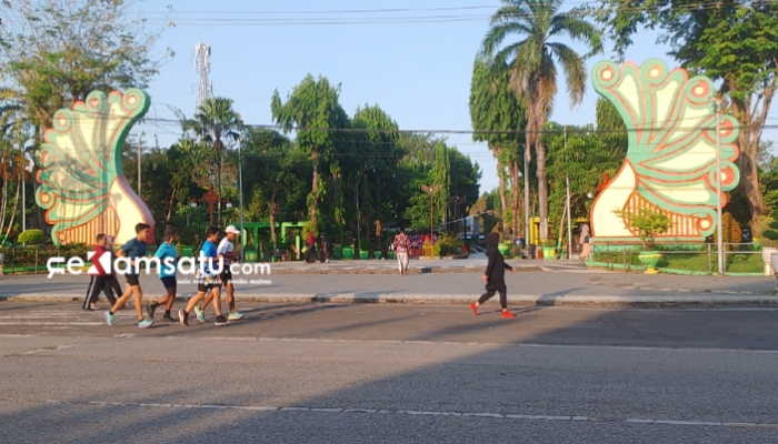 PROFIL. Beberapa warga berolahraga di sepanjang Taman Bunga Sumenep (dok: Redaksi Rekam Satu)