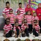 PROFIL : Siswa PAUD Attawwabin foto bersama dengan dewan guru usai menampilkan tarian Tonduk Majheng Madura pada malam pentas seni LPI Attawwabin (dok. Redaksi Rekam Satu)