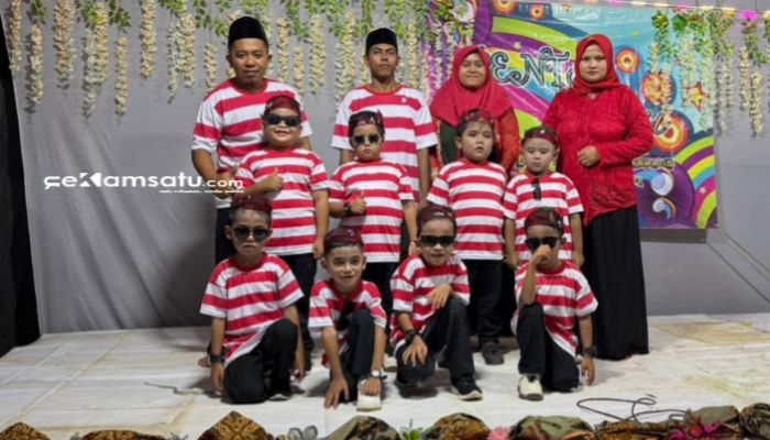 PROFIL : Siswa PAUD Attawwabin foto bersama dengan dewan guru usai menampilkan tarian Tonduk Majheng Madura pada malam pentas seni LPI Attawwabin (dok. Redaksi Rekam Satu)