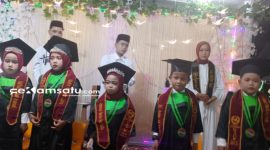 PROFIL: Siswa siswi PAUD dan Madrasah Diniyah Attawwabin berdiri saat prosesi Purna Siswa ke XI di halaman LPI Attawwabin (dok. Redaksi Rekam Satu)
