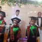 PROFIL: Siswa siswi PAUD dan Madrasah Diniyah Attawwabin berdiri saat prosesi Purna Siswa ke XI di halaman LPI Attawwabin (dok. Redaksi Rekam Satu)