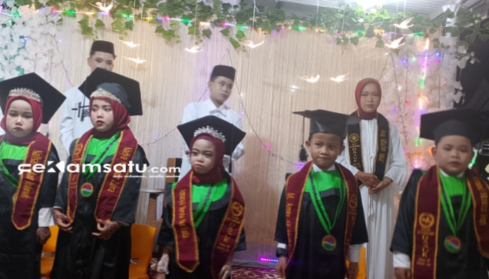 PROFIL: Siswa siswi PAUD dan Madrasah Diniyah Attawwabin berdiri saat prosesi Purna Siswa ke XI di halaman LPI Attawwabin (dok. Redaksi Rekam Satu)