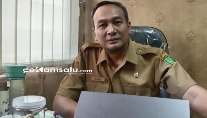 PROFIL: Kepala Bidang Pendidikan Dasar Disdik Sumenep, Ardiansyah Ali Shocibi, berada di ruang kerjanya (dok. Istimewa/ Redaksi Rekam Satu)