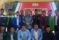 PROFIL: Arif Firmanto (tengah) foto bersama para mahasiswa usai menjadi pemateri dalam kegiatan Kongres BEM Sumenep (dok. Istimewa/Redaksi Rekam Satu)