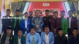 PROFIL: Arif Firmanto (tengah) foto bersama para mahasiswa usai menjadi pemateri dalam kegiatan Kongres BEM Sumenep (dok. Istimewa/Redaksi Rekam Satu)