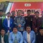 PROFIL: Arif Firmanto (tengah) foto bersama para mahasiswa usai menjadi pemateri dalam kegiatan Kongres BEM Sumenep (dok. Istimewa/Redaksi Rekam Satu)