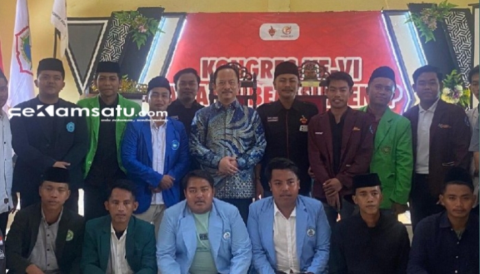 PROFIL: Arif Firmanto (tengah) foto bersama para mahasiswa usai menjadi pemateri dalam kegiatan Kongres BEM Sumenep (dok. Istimewa/Redaksi Rekam Satu)