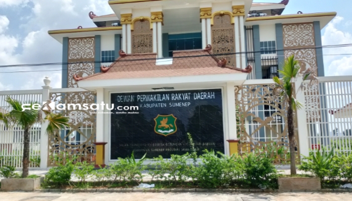 GEDUNG : Potret gedung kantor DPRD Sumenep jl. Trunojoyo, Gedungan, Batuan, Sumenep (dok. Redaksi Rekam Satu)