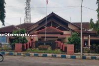 PROFIL: Salah satu pengendara sepeda motor melintas di depan kantor Dinas PUTR Sumenep (dok. Istimewa/Redaksi Rekam Satu)