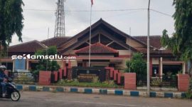 PROFIL: Salah satu pengendara sepeda motor melintas di depan kantor Dinas PUTR Sumenep (dok. Istimewa/Redaksi Rekam Satu)