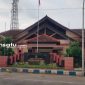 PROFIL: Salah satu pengendara sepeda motor melintas di depan kantor Dinas PUTR Sumenep (dok. Istimewa/Redaksi Rekam Satu)