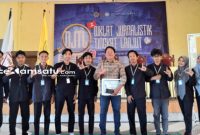 PROFIL: Pengurus LPM Retorika foto bersama dengan salah satu pemateri dalam kegiatan DJTL 2025 di Aula kampus STKIP PGRI Sumenep (dok. Redaksi Rekam Satu)