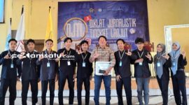 PROFIL: Pengurus LPM Retorika foto bersama dengan salah satu pemateri dalam kegiatan DJTL 2025 di Aula kampus STKIP PGRI Sumenep (dok. Redaksi Rekam Satu)