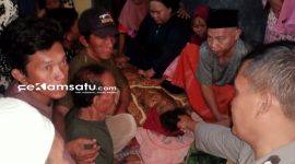PROFIL: Warga Desa Padike Kecamatan Talango mengevakuasi korban yang terseret arus saat mandi di sumber air dekat pantai (dok. Istimewa/Redaksi Rekam Satu)