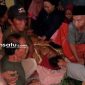 PROFIL: Warga Desa Padike Kecamatan Talango mengevakuasi korban yang terseret arus saat mandi di sumber air dekat pantai (dok. Istimewa/Redaksi Rekam Satu)