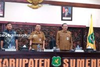 PROFIL: Sekda Sumenep Edy Rasiyadi (tengah) bersama Kepala DPMPTSP Sumenep Rahman Riadi saat kegiatan sosialisasi perizinan di gedung rapat Pemkab Sumenep (dok. Istimewa/Redaksi Rekam Satu)