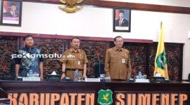 PROFIL: Sekda Sumenep Edy Rasiyadi (tengah) bersama Kepala DPMPTSP Sumenep Rahman Riadi saat kegiatan sosialisasi perizinan di gedung rapat Pemkab Sumenep (dok. Istimewa/Redaksi Rekam Satu)