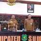 PROFIL: Sekda Sumenep Edy Rasiyadi (tengah) bersama Kepala DPMPTSP Sumenep Rahman Riadi saat kegiatan sosialisasi perizinan di gedung rapat Pemkab Sumenep (dok. Istimewa/Redaksi Rekam Satu)