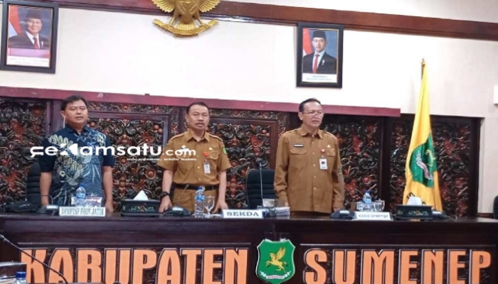 PROFIL: Sekda Sumenep Edy Rasiyadi (tengah) bersama Kepala DPMPTSP Sumenep Rahman Riadi saat kegiatan sosialisasi perizinan di gedung rapat Pemkab Sumenep (dok. Istimewa/Redaksi Rekam Satu)