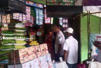 PROFIL: Kepala Bagian Perekonomian dan SDA Setda Sumenep, Dadang Dedi Iskandar, saat melakukan pemantauan di pasar Anom dan pasar Bangkal bersama Tim Pengendalian Inflasi Daerah (TPID) Kabupaten Sumenep (dok. Istimewa/Redaksi Rekam Satu)