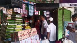 PROFIL: Kepala Bagian Perekonomian dan SDA Setda Sumenep, Dadang Dedi Iskandar, saat melakukan pemantauan di pasar Anom dan pasar Bangkal bersama Tim Pengendalian Inflasi Daerah (TPID) Kabupaten Sumenep (dok. Istimewa/Redaksi Rekam Satu)