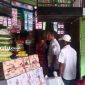 PROFIL: Kepala Bagian Perekonomian dan SDA Setda Sumenep, Dadang Dedi Iskandar, saat melakukan pemantauan di pasar Anom dan pasar Bangkal bersama Tim Pengendalian Inflasi Daerah (TPID) Kabupaten Sumenep (dok. Istimewa/Redaksi Rekam Satu)