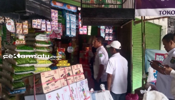 PROFIL: Kepala Bagian Perekonomian dan SDA Setda Sumenep, Dadang Dedi Iskandar, saat melakukan pemantauan di pasar Anom dan pasar Bangkal bersama Tim Pengendalian Inflasi Daerah (TPID) Kabupaten Sumenep (dok. Istimewa/Redaksi Rekam Satu)