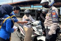 PROFIL: Petugas melakukan pemeriksaan terhadap salah satu pengendara sepeda motor dalam kegiatan Operasi Patuh Semiru 2025 (dok: Istimewa/Redaksi Rekam Satu)